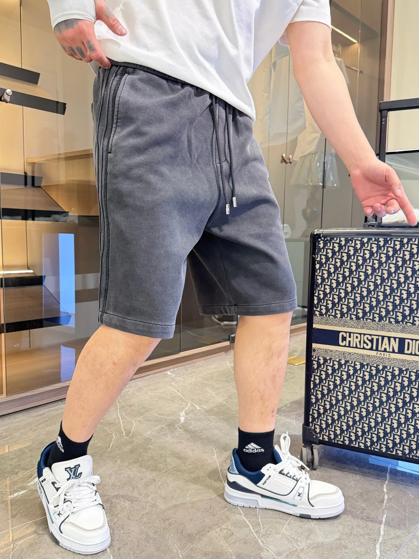 Balenciaga's three-standard complete 2026 summer New Arrival men's casual shorts, advanced custom-made Breathable fabric, Breathable fabric, extremely stretchy and comfortable, impeccable details, top-grade accessories, original logo design concept, delicate and soft feel! The upper body fit is awesome! Size: M-XXXL Please state your height and weight when ordering